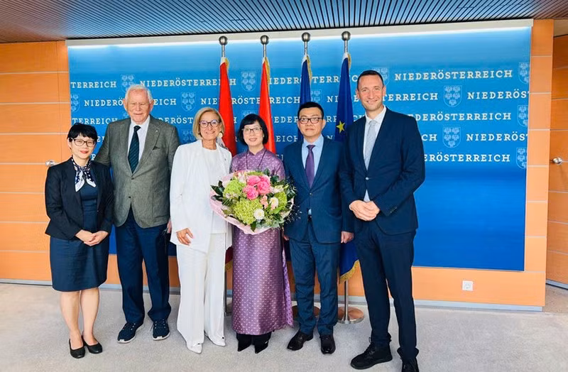 Посол Вьетнама в Австрии Ву Ле Тхай Хоанг проводит рабочую встречу с губернатором федеральной земли Нижняя Австрия Йоханной Микль-Ляйтнер.