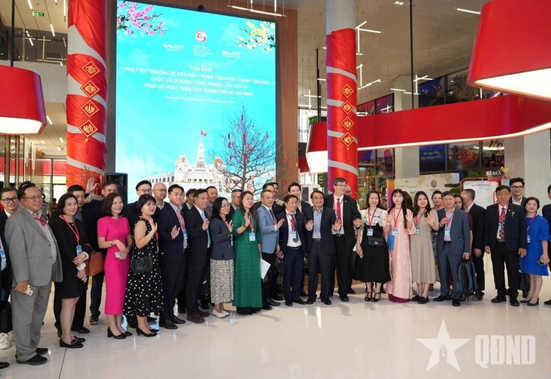 Представители вьетнамской диаспоры на семинаре «Использование потенциала вьетнамцев за рубежом для применения достижений Четвёртой промышленной революции в интересах развития города Хошимин». (Фото: qdnd.vn)
