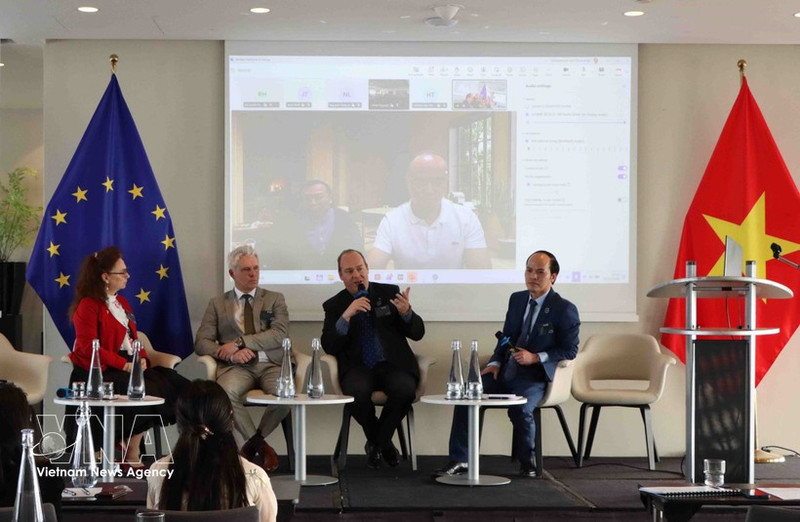 Выступающие на одной из дискуссионных сессий. (Фото: ВИА)