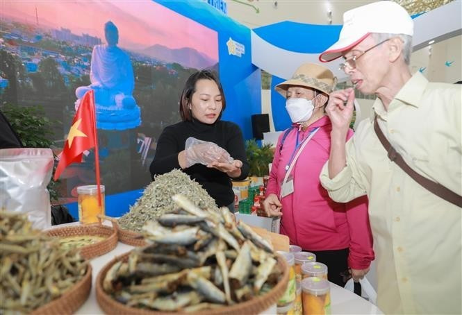 Посетители знакомятся с отечественной продукцией на Осенней ярмарке 2025 года. (Фото: ВИА)