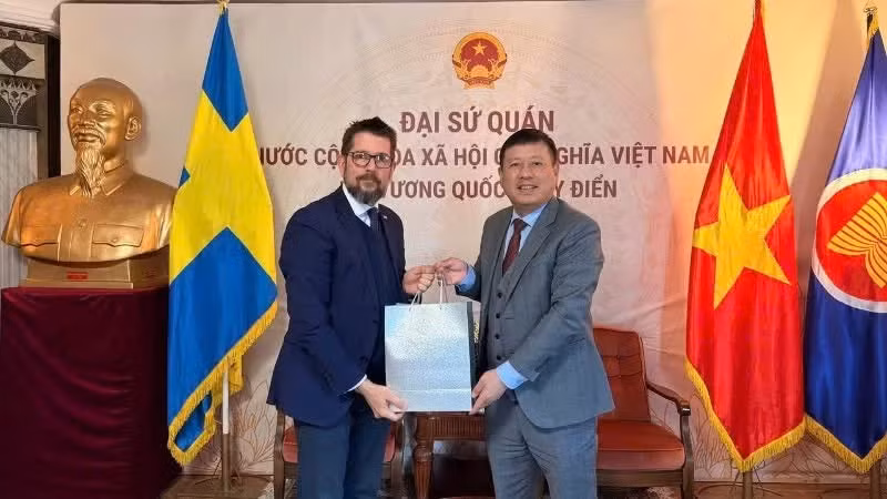 Посол Чан Ван Туан принимает Посла Кубы Рауля Дельгадо Консепсьона по случаю его назначения на работу в Швеции. (Фото предоставлено Посольством Вьетнама в Швеции)