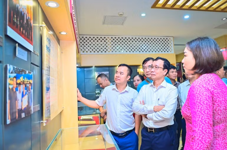 Участники курса посещают Дом традиций газеты «Нянзан».