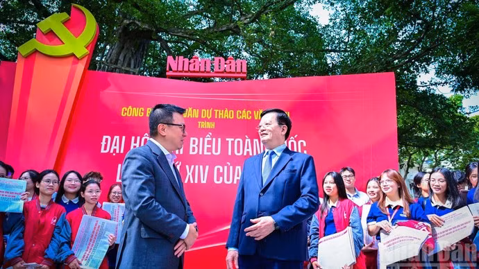 Вице-премьер Май Ван Тьинь посещает экспозицию «Полный текст проектов документов XIV съезда Партии» в головном офисе газеты «Нянзан».