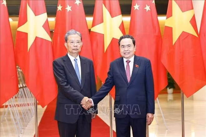 Председатель НС Чан Тхань Ман приветствует председателя ВСНП Чжао Лэцзи (Фото: ВИА)