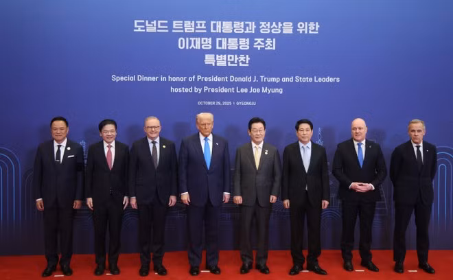 Президент Лыонг Кыонг (третий справа) делает совместное фото с лидерами экономик на Форуме АТЭС в городе Кёнджу, Республика Корея, 29 октября 2025 года. (Фото: Yonhap)