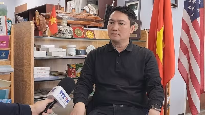 Нгуен Мань Хунг, директор Вьетнамского офиса по продвижению торговли в Нью-Йорке, дает интервью Вьетнамскому информационному агентству (ВИА). (Фото: ВИА)