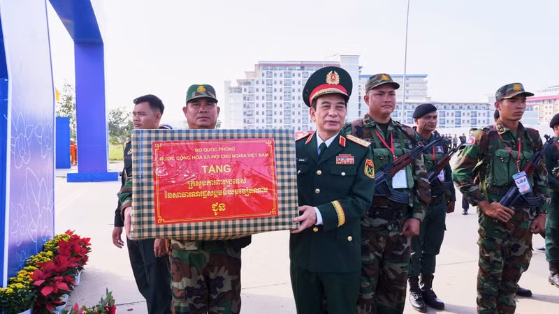 Генерал армии Фан Ван Жанг, министр национальной обороны Вьетнама, вручает подарок патрульной группе 232-го батальона Военного округа провинции Свайриенг (Камбоджа). (Фото: ВИА)
