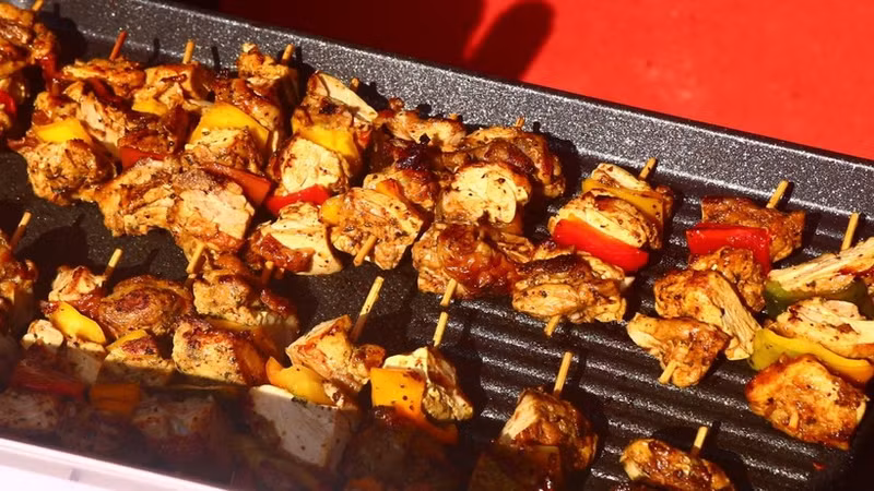 Филиппинский павильон на фестивале еды удивлял гостей мясом на шпажках. (Фото: ВИА)