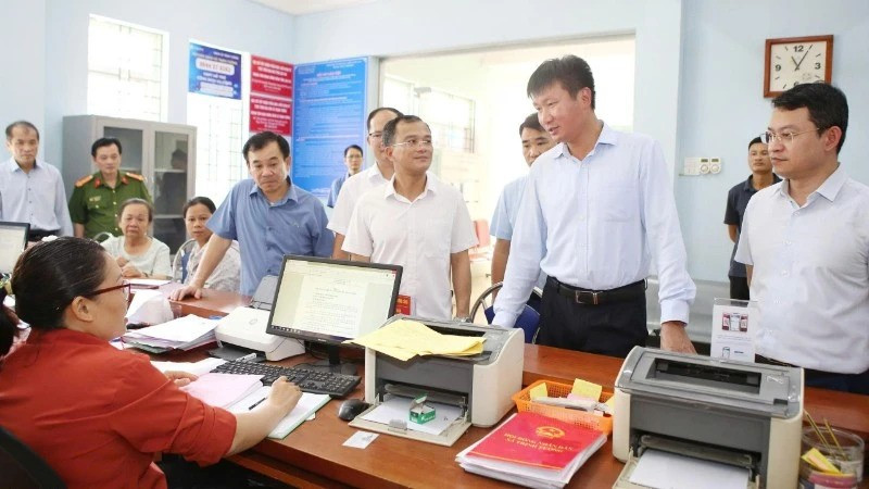 Председатель Народного комитета провинции Лаокай Чан Хюи Туан (второй справа) проверяет выполнение задач в Центре административных услуг общины Чиньтыонг. (Фото: Электронный информационный портал провинции Лаокай)