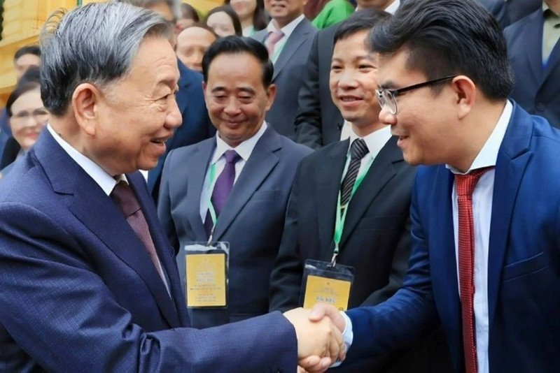 Генеральный секретарь ЦК КПВ, Президент Тo Лам на встрече с представителями сообщества вьетнамцев за рубежом на 4-й Всемирной конференции вьетнамцев, проживающих за границей, в августе 2024 года в Ханое. (Фото: Государственный комитет по делам вьетнамцев, проживающих за рубежом)