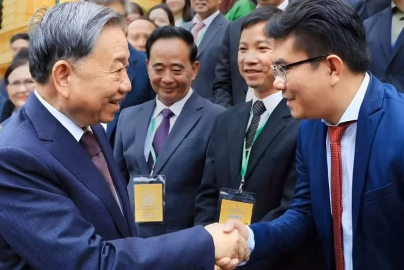 Генеральный секретарь ЦК КПВ, Президент Тo Лам на встрече с представителями сообщества вьетнамцев за рубежом на 4-й Всемирной конференции вьетнамцев, проживающих за границей, в августе 2024 года в Ханое. (Фото: Государственный комитет по делам вьетнамцев, проживающих за рубежом)