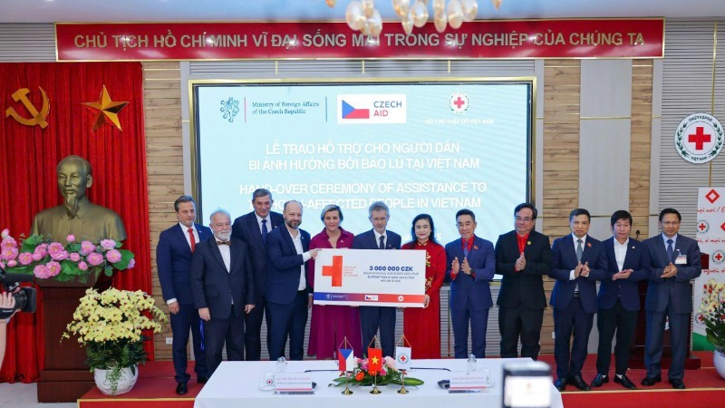 Церемония передачи помощи жителям, пострадавшим от наводнений во Вьетнаме.