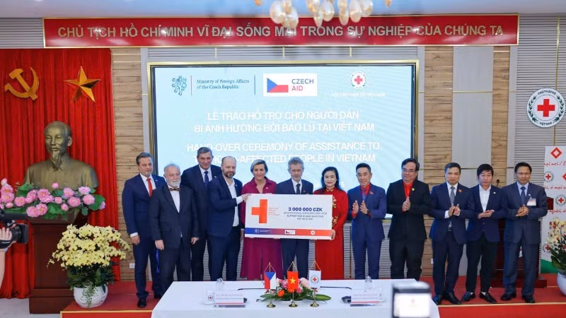 Церемония передачи помощи жителям, пострадавшим от наводнений во Вьетнаме.