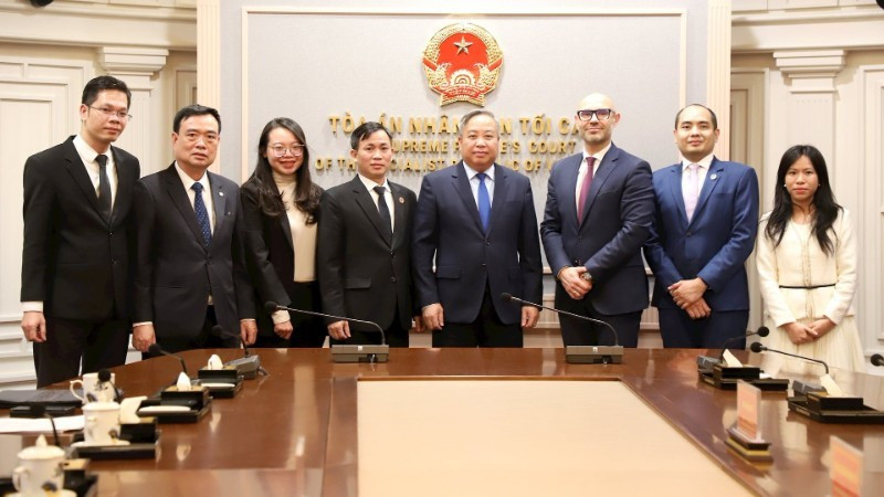 Представители двух сторон на встрече.