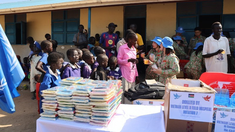 Военно-полевой госпиталь 2-го уровня №7 Вьетнама провел множество полезных мероприятий в начальной школе для девочек Бентиу (Южный Судан).