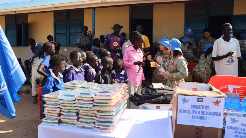 Военно-полевой госпиталь 2-го уровня №7 Вьетнама провел множество полезных мероприятий в начальной школе для девочек Бентиу (Южный Судан).