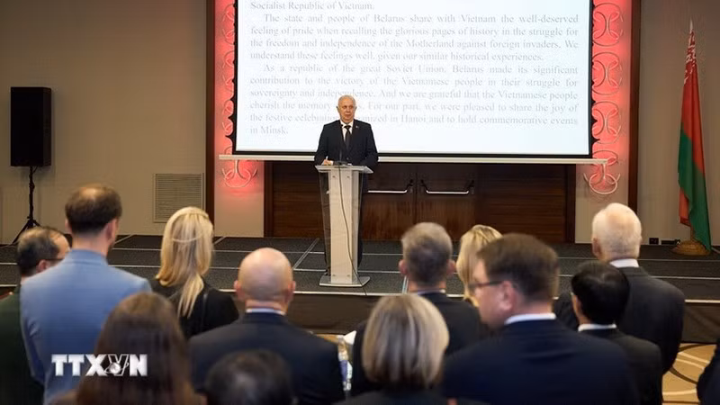 Вице-премьер Беларуси Анатолий Сивак выступает на мероприятии. (Фото: Посольство Вьетнама в Беларуси)