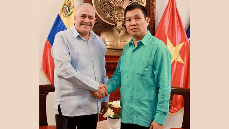 Посол Вьетнама в Венесуэле Ву Чунг Ми и Посол Кубы в Венесуэле Дагоберто Родригес. (Фото: Посольство Вьетнама в Венесуэле)
