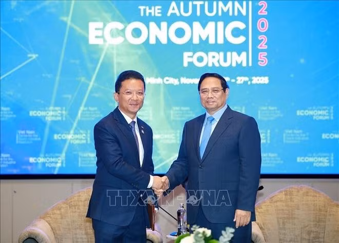 Премьер-министр Фам Минь Тьинь принимает министра промышленности, науки, технологий и инноваций Камбоджи Хем Ванди. (Фото: ВИА)