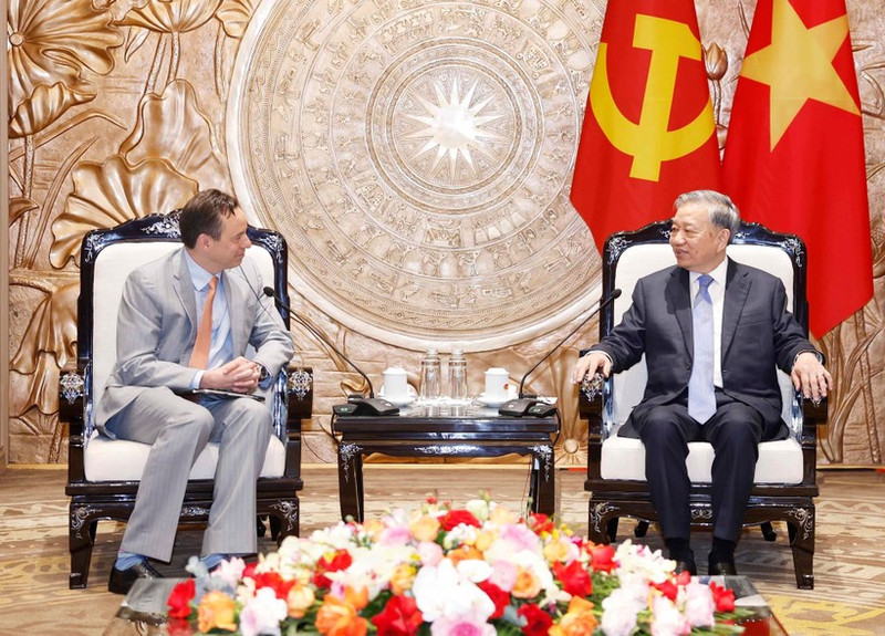 Генеральный секретарь То Лам принимает председателя и главного исполнительного директора корпорации GE Vernova Скотта Стразика. (Фото: ВИА)