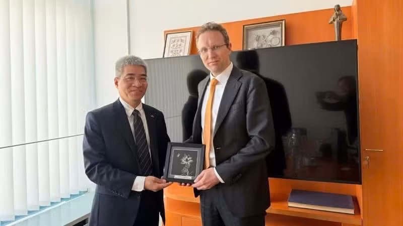 Посол Нгуен Дак Тхань на рабочей встрече с г-ном Александером Эберлем.