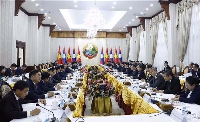 Генеральный секретарь То Лам проводит встречу с Премьер-министром Лаоса Сонексаем Сипхандоном. (Фото: ВИА)