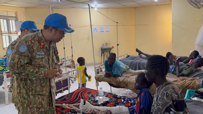 Руководители Военно-полевого госпиталя 2-го уровня № 7 Вьетнама навещают пациентов, проходящих лечение в Многопрофильной больнице Бентиу. (Фото: Тиен Фук)