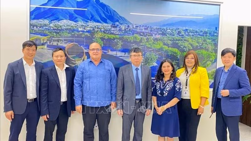 Делегация Посольства Вьетнама фотографируется на память с руководством Университета имени Эмилиано Сапаты. Фото: ВИА