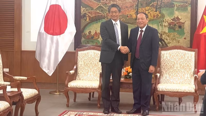 Министр культуры, спорта и туризма Нгуен Ван Хунг принимает посла Японии во Вьетнаме Ито Наоки.