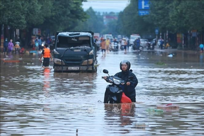 Одна из улиц в квартале Куангвинь (Тхайнгуен) была глубоко затоплена 11 сентября 2025 года. (Фото: ВИА)