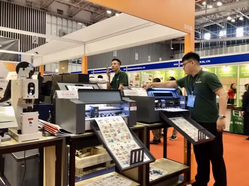 На выставке представлены многочисленные машины и автоматизированное оборудование в рамках 23-й Международной выставки машин и оборудования для полиграфической и упаковочной промышленности во Вьетнаме. (Фото: ВИА)