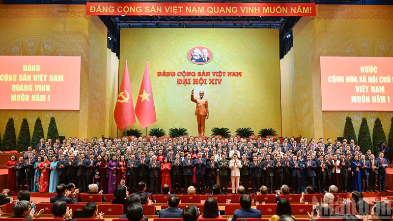 Центральный комитет Коммунистической партии Вьетнама XIV созыва представился Съезду. (Фото: Зюи Линь)