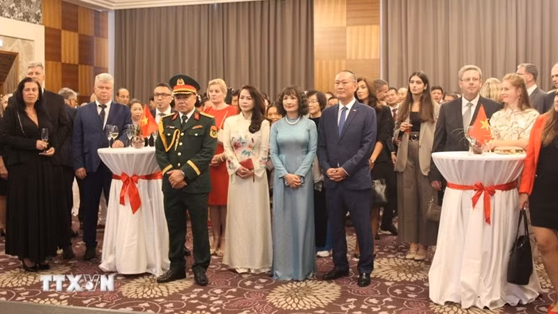Мероприятие собрало многочисленных представителей властей Словакии, дипломатического корпуса, международных друзей, а также вьетнамцев, проживающих, обучающихся и работающих в Словакии. (Фото: ВИА)