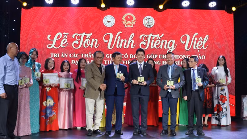 Члены оргкомитета и спонсоры получают памятные знаки программы. (Фото: ВИА)