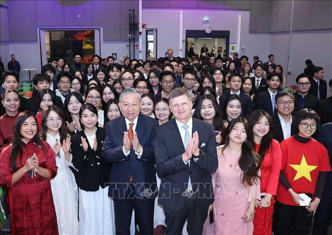 Генеральный секретарь То Лам и Председатель Университета Аалто Илкка Ниемеля со студентами из Вьетнама, обучающимися в Хельсинки. (Фото: ВИА)