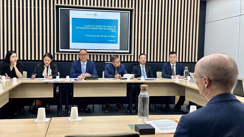 Делегация Государственного аудита Вьетнама на встрече с руководителями Французской счетной палаты. Фото: ВИА