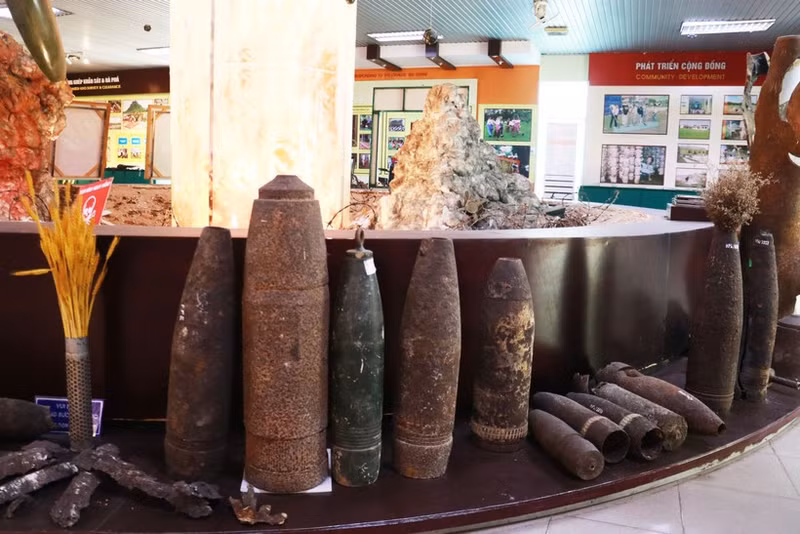 Центр экспозиции деятельности по ликвидации последствий минной опасности в квартале Намдонгха провинции Куангчи рассматривается как своеобразный "музей мин", где представлено около 1 000 экспонатов и изображений различных видов мин и взрывоопасных предметов. (Фото: ВИА)