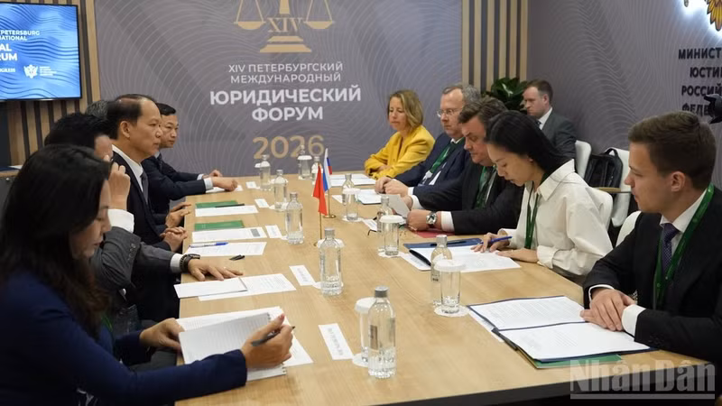 Министр юстиции Хоанг Тхань Тунг проводит переговоры с Министром юстиции России Константином Чуйченко. (Фото: Тхань Тхэ)