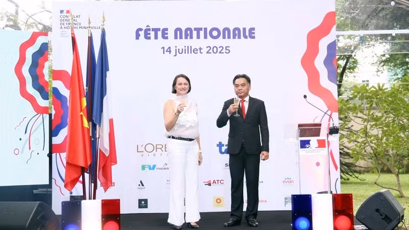 Заместитель председателя Народного комитета города Хошимина Нгуен Лок Ха и Генеральный консул Франции в г. Хошимине Эммануэль Павийон-Гроссер поднимают тост в честь Национального праздника Франции. Фото: ВИА