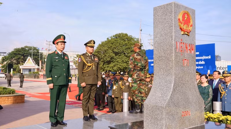 Генерал армии Фан Ван Жанг, министр национальной обороны Вьетнама, и генерал армии Тиа Сеиа, заместитель премьер-министра, министр национальной обороны Королевства Камбоджа, приветствуют пограничный столб №171 в международном пункте пропуска Бавет (Камбоджа). (Фото: ВИА)