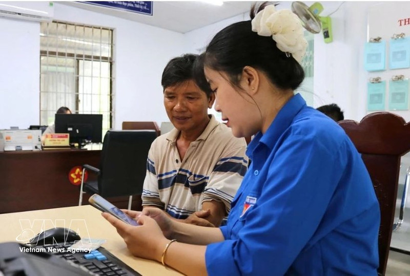 Молодёжь из различных подразделений демонстрирует и объясняет местным жителям в провинции Хатинь процесс использования приложения для цифрового гражданина «i-HaTinh». (Фото: ВИА)