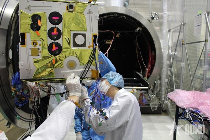 Процесс сборки спутника Вьетнамским космическим центром. Фото предоставлено Вьетнамским космическим центром.