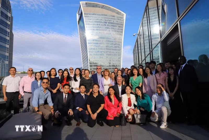 Руководство VIFA UK, члены и гости на церемонии представления VIFA UK. Фото: ВИА