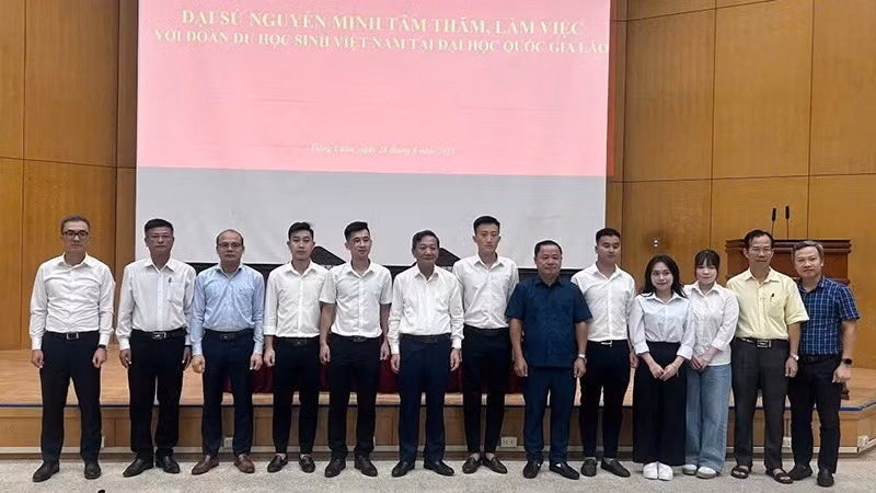 Посол Нгуен Минь Там фотографируется на память с представителями группы вьетнамских студентов в Лаосе. Фото: внештатный сотрудник