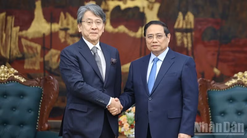 Премьер-министр Фам Минь Тьинь и господин Маэда Тадаси. Фото: Чан Хай