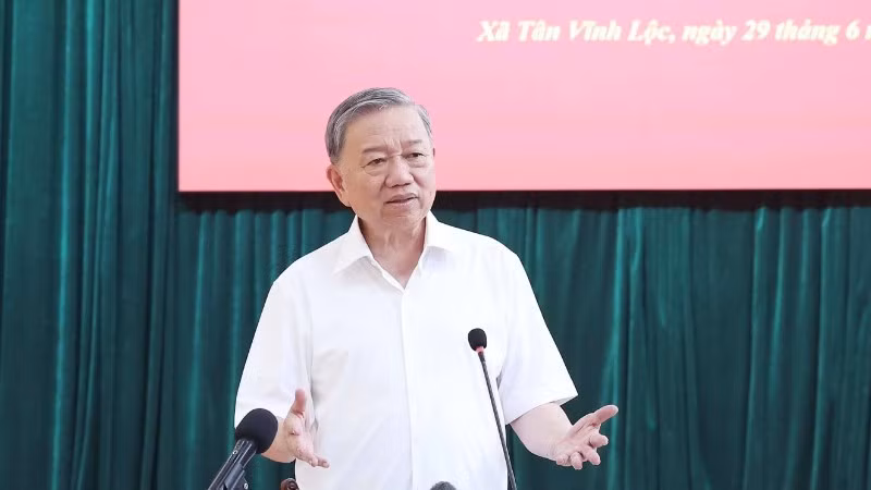 Генеральный секретарь ЦК КПВ То Лам выступает на рабочей встрече с руководителями Постоянного бюро Парткома общины Танвиньлок (г. Хошимин). Фото: ВИА