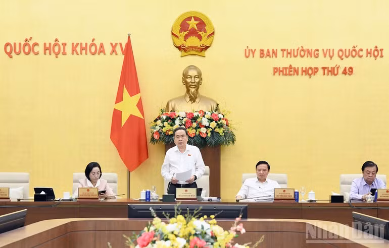 Председатель НС Чан Тхань Ман выступает с речью на закрытии сессии. (Фото: Зюи Линь)