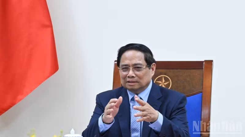 Премьер-министр Фам Минь Тьинь проводит телефонный разговор с Канцлером Германии Фридрихом Мерцем. (Фото: Чан Хай)