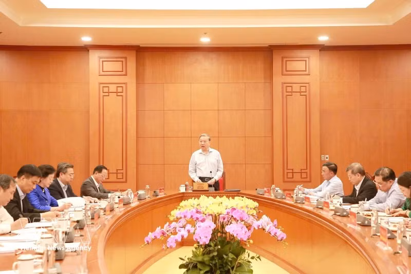 Генеральный секретарь То Лам председательствует на рабочем совещании с Канцелярией ЦК КПВ и консультативно-вспомогательными органами. (Фото: ВИА)