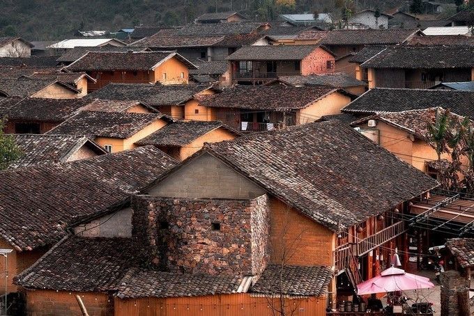 Крыша, покрытая черепицей “инь-ян”, является характерной особенностью домов народа Ло Ло в деревне Ло-ло-чай. (Фото: ВИА)